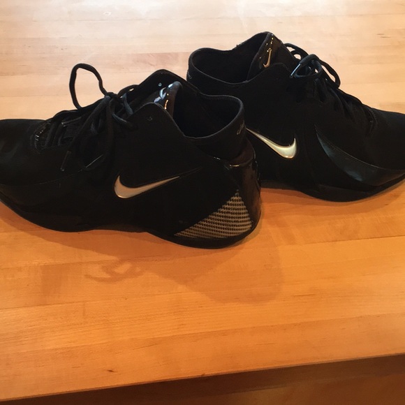 nike uptempo basketball shoes